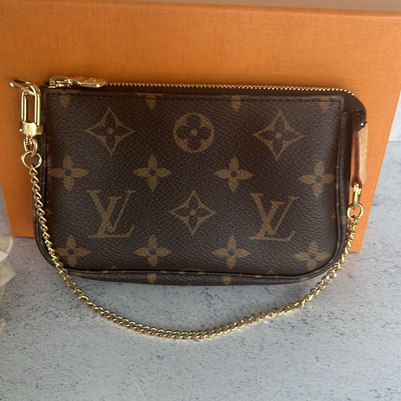 Louis Vuittton NWT tag, dust bag and box included. - Picture 8 of 10